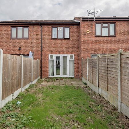 Lovely House In Dagenham / Barking With Free Parking, Wifi & Garden Экстерьер фото