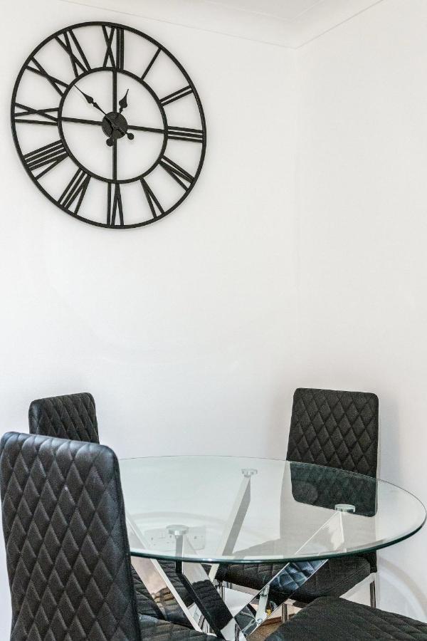 Lovely House In Dagenham / Barking With Free Parking, Wifi & Garden Экстерьер фото