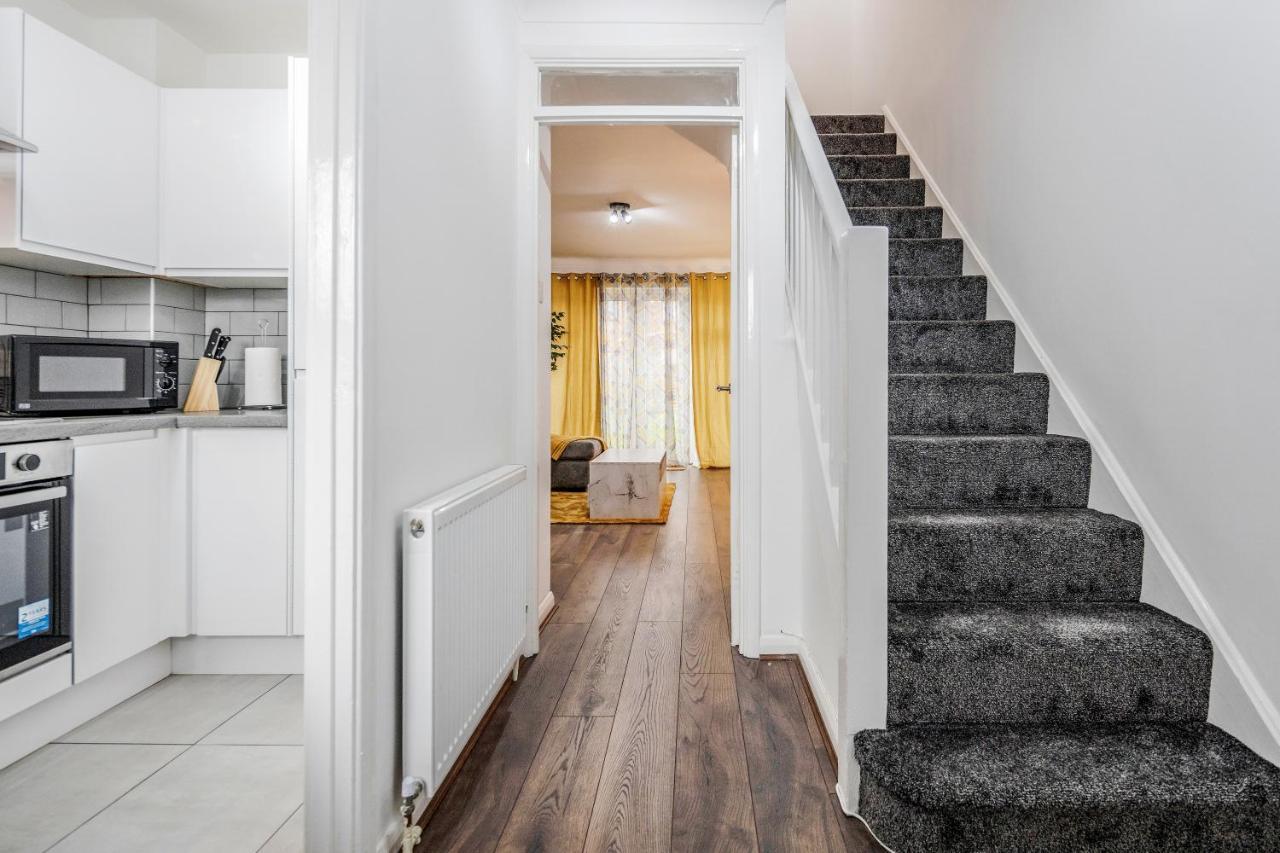Lovely House In Dagenham / Barking With Free Parking, Wifi & Garden Экстерьер фото