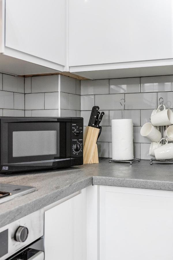 Lovely House In Dagenham / Barking With Free Parking, Wifi & Garden Экстерьер фото