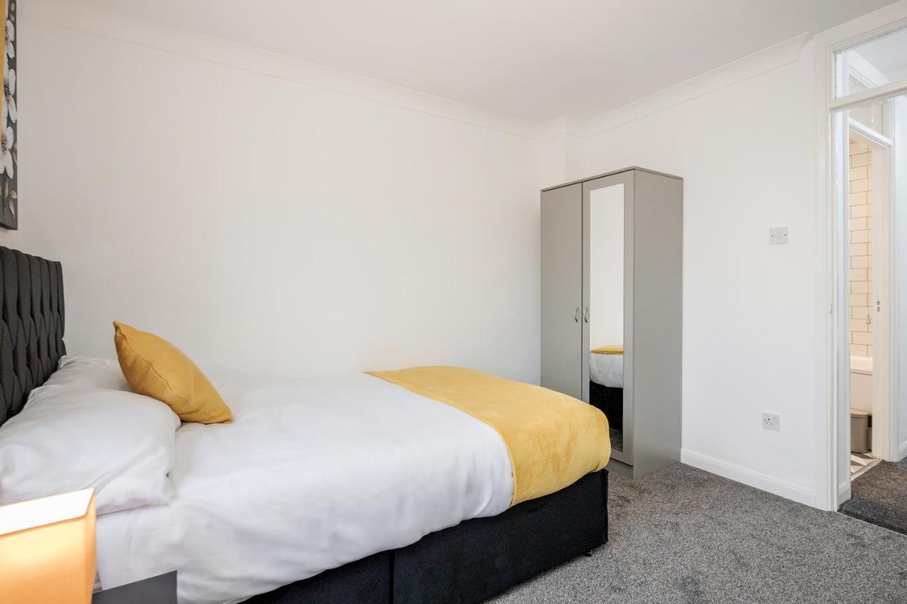 Lovely House In Dagenham / Barking With Free Parking, Wifi & Garden Экстерьер фото