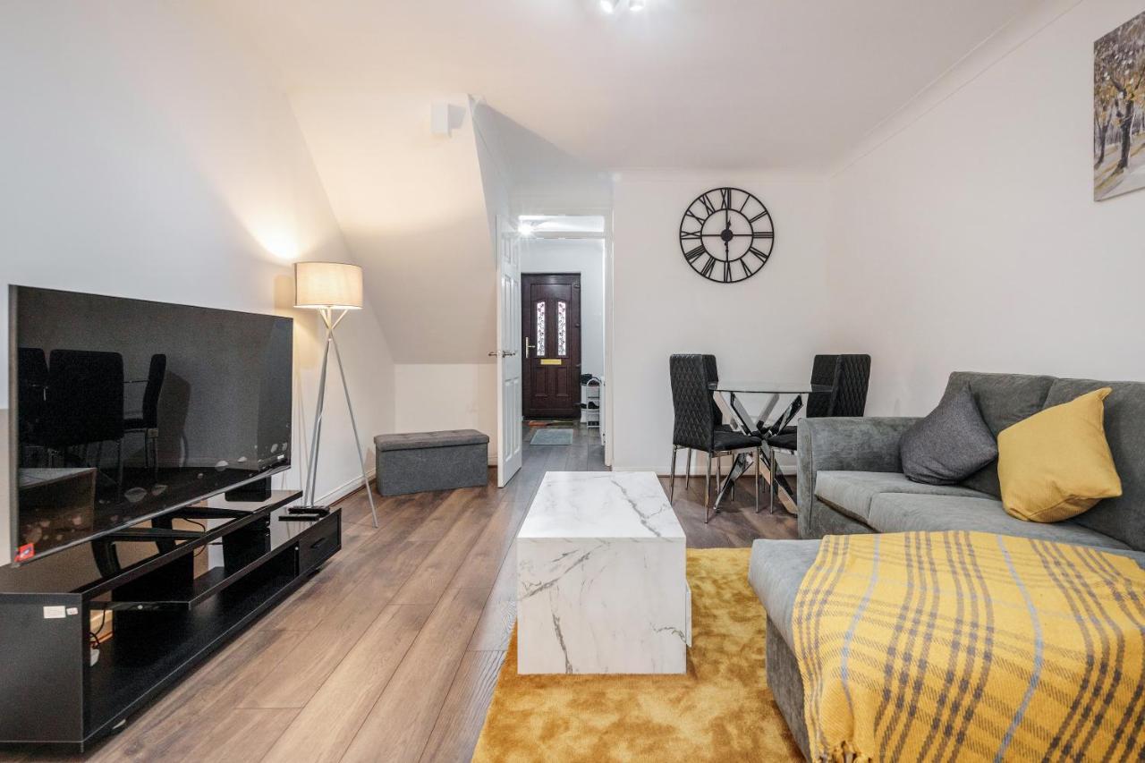 Lovely House In Dagenham / Barking With Free Parking, Wifi & Garden Экстерьер фото