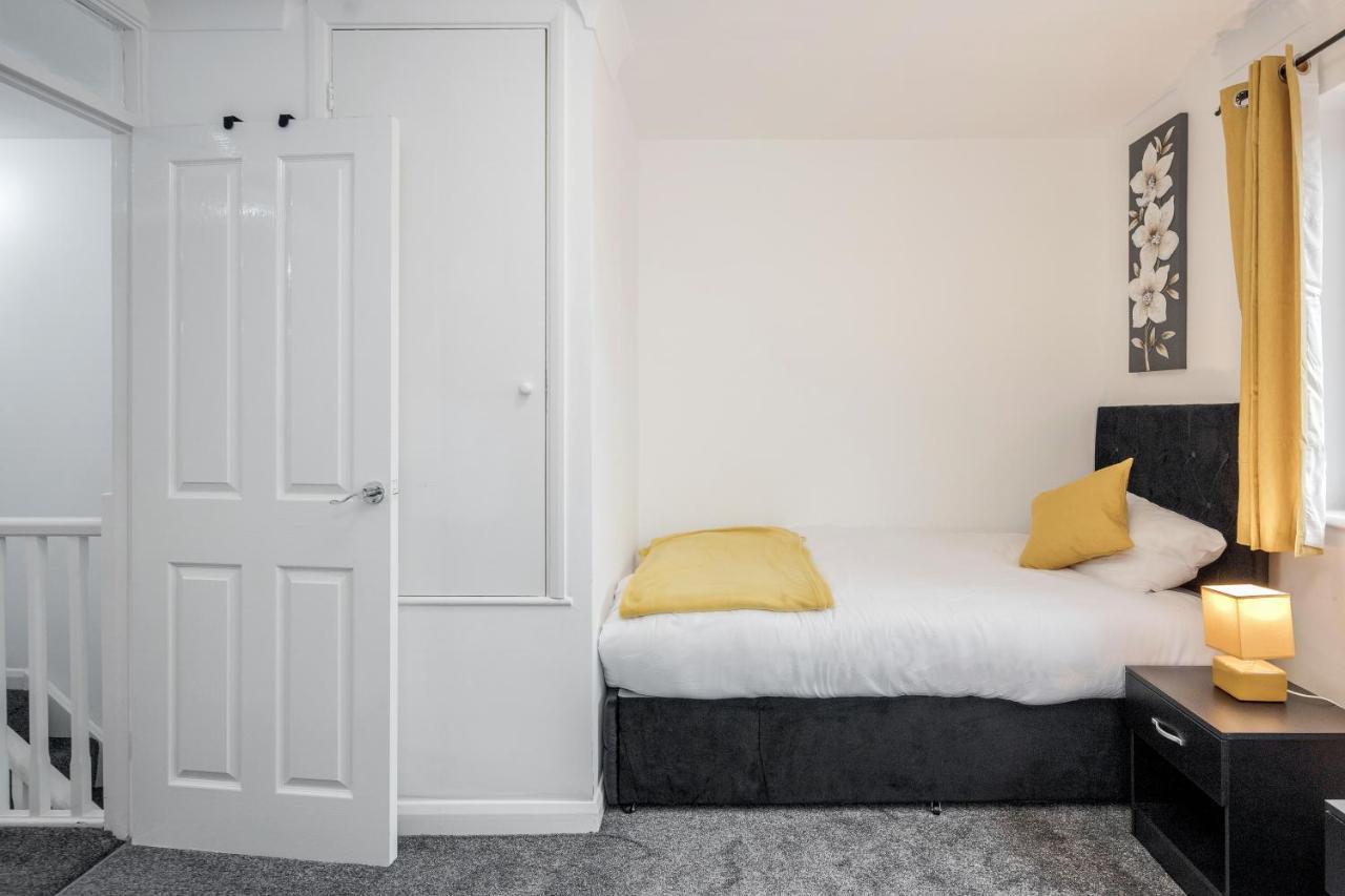 Lovely House In Dagenham / Barking With Free Parking, Wifi & Garden Экстерьер фото