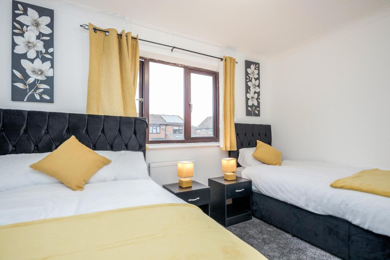 Lovely House In Dagenham / Barking With Free Parking, Wifi & Garden Экстерьер фото